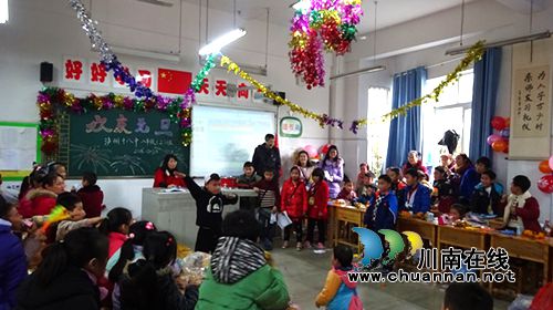 泸州十八中：童心飞扬，喜迎元旦(图2)