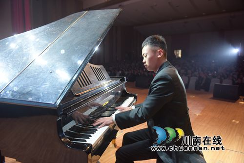 叙永师生:才艺大比拼 “盛宴”贺鸡年(图7) 叙永师生:才艺大比拼 “盛宴”贺鸡年(图7)