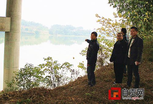 自贡:少年跃入沱江想轻生 两村民冰河中救人(图1) 自贡:少年跃入沱江想轻生 两村民冰河中救人(图1)
