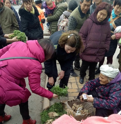 帮老人卖菜 泸州女城管秒变“网红”(图1) 帮老人卖菜 泸州女城管秒变“网红”(图1)