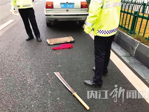 违停轿车司机“不想走” 交警一搜搜出砍刀!(图1) 违停轿车司机“不想走” 交警一搜搜出砍刀!(图1)