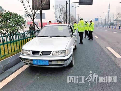 违停轿车司机“不想走” 交警一搜搜出砍刀!(图2) 违停轿车司机“不想走” 交警一搜搜出砍刀!(图2)
