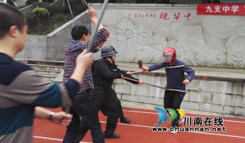 合江九支中学开展《反恐怖主义法》宣传教育周活动(图1) 合江九支中学开展《反恐怖主义法》宣传教育周活动(图1)