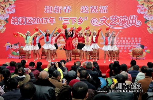泸州纳溪:“三下乡”上门 山区农民喜洋洋(图1) 泸州纳溪:“三下乡”上门 山区农民喜洋洋(图1)