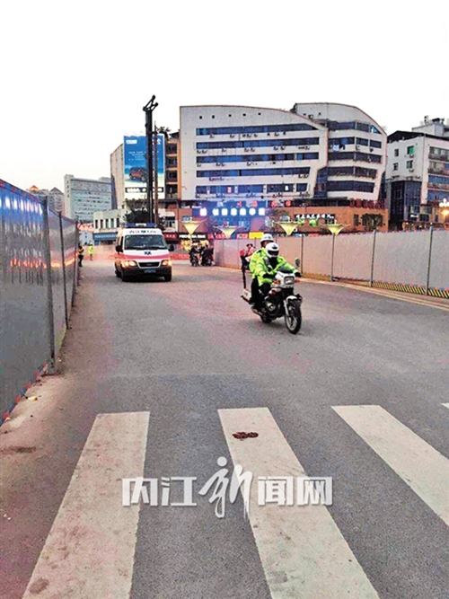 内江产妇转院遇堵 交警临时管制开辟生命通道(图1) 内江产妇转院遇堵 交警临时管制开辟生命通道(图1)