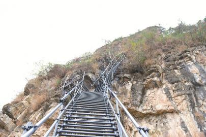 昭觉县“悬崖村”崖边突围战让藤梯“换甲”(图1) 昭觉县“悬崖村”崖边突围战让藤梯“换甲”(图1)