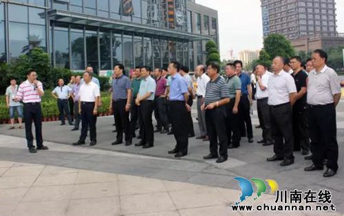 宜宾党政代表团考察世纪城：泸州城市建设缩影(图1)