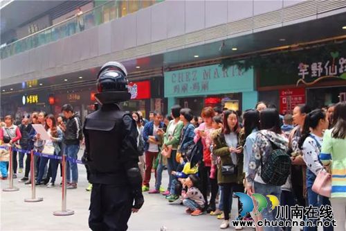泸州:明星嘉宾突袭 周末的佳乐金街很欢乐(图2) 泸州:明星嘉宾突袭 周末的佳乐金街很欢乐(图2)
