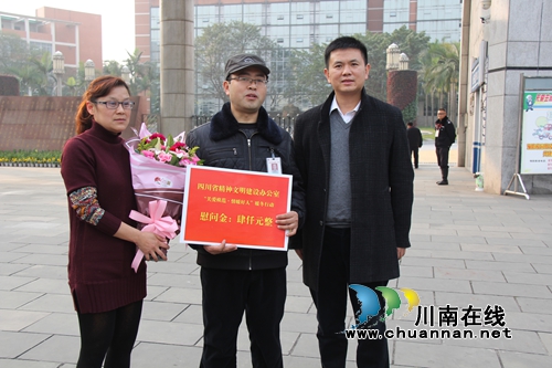 泸州市委宣传部慰问泸县道德模范教师童建树(图1) 泸州市委宣传部慰问泸县道德模范教师童建树(图1)