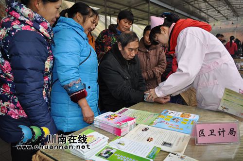 纳溪上马:“三下乡”活动闹热“水镇”群众(图1) 纳溪上马:“三下乡”活动闹热“水镇”群众(图1)