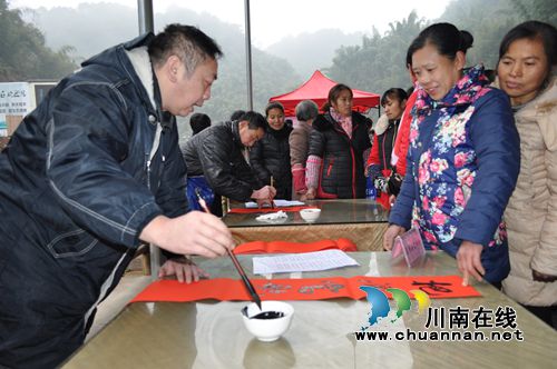 纳溪上马:“三下乡”活动闹热“水镇”群众(图2) 纳溪上马:“三下乡”活动闹热“水镇”群众(图2)