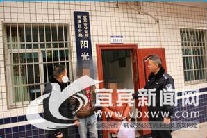 宜宾女子高速路逆向奔跑 过往车辆纷纷紧急避让(图1) 民警将女子安全交给了家属。(张兴如 摄)