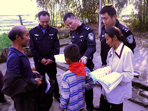 走出被拐阴霾 自贡贫困儿童有个“辅警妈妈”(图1) 走出被拐阴霾 自贡贫困儿童有个“辅警妈妈”(图1)