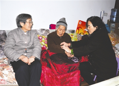 现实版“桃姐” 内江98岁保姆随雇主家生活42年(图1) 现实版“桃姐” 内江98岁保姆随雇主家生活42年(图1)