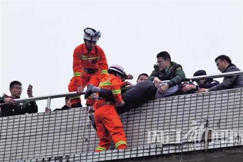 内江隆昌男子欲跳楼轻生 消防民警合力救下(图1) 内江隆昌男子欲跳楼轻生 消防民警合力救下(图1)