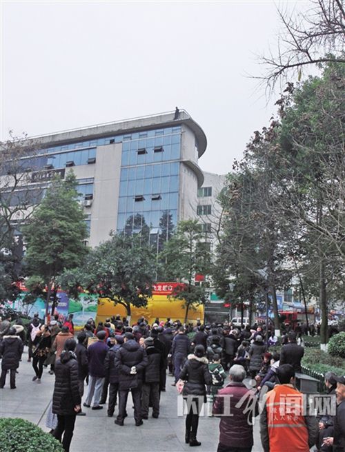 内江隆昌男子欲跳楼轻生 消防民警合力救下(图2) 内江隆昌男子欲跳楼轻生 消防民警合力救下(图2)