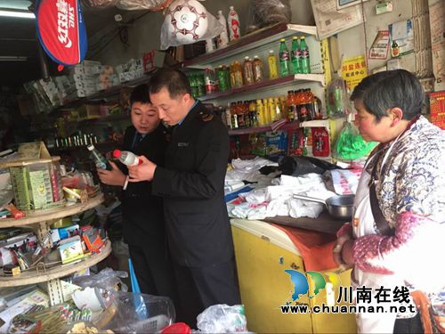 龙马潭红星街道免费赠送千余份“创建国家食品安全城市”挂历(图1) 龙马潭红星街道免费赠送千余份“创建国家食品安全城市”挂历(图1)