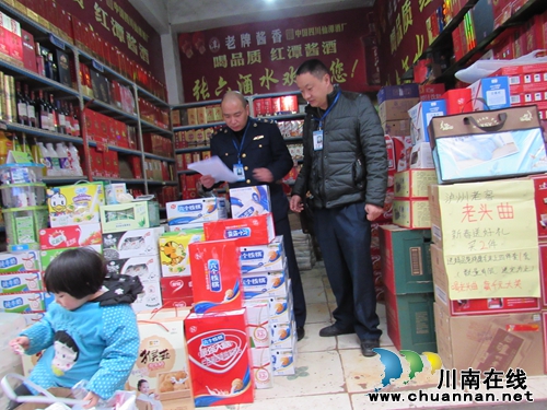 泸县云锦市监所开展“六个核桃”知名商品专项整治行动(图1) 泸县云锦市监所开展“六个核桃”知名商品专项整治行动(图1)