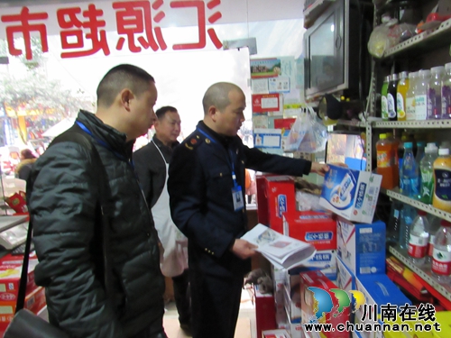 泸县云锦市监所开展“六个核桃”知名商品专项整治行动(图2) 泸县云锦市监所开展“六个核桃”知名商品专项整治行动(图2)