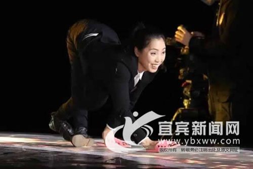 宜宾“爬行女强人”央视领奖 创业故事感动全场(图1) 宜宾“爬行女强人”央视领奖 创业故事感动全场(图1)