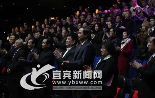 宜宾“爬行女强人”央视领奖 创业故事感动全场(图2) 宜宾“爬行女强人”央视领奖 创业故事感动全场(图2)