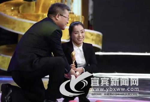 宜宾“爬行女强人”央视领奖 创业故事感动全场(图3) 宜宾“爬行女强人”央视领奖 创业故事感动全场(图3)