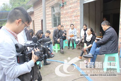 宜宾“爬行女强人”央视领奖 创业故事感动全场(图5) 宜宾“爬行女强人”央视领奖 创业故事感动全场(图5)