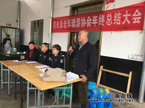叙永公安交警走进骑游协会宣传交通法律法规(图2) 叙永公安交警走进骑游协会宣传交通法律法规(图2)