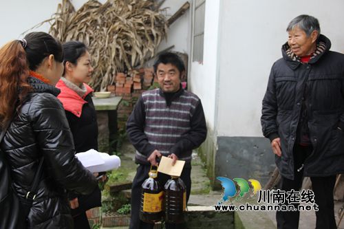 龙马潭区审计局开展脱贫攻坚“送温暖”行动(图1)
