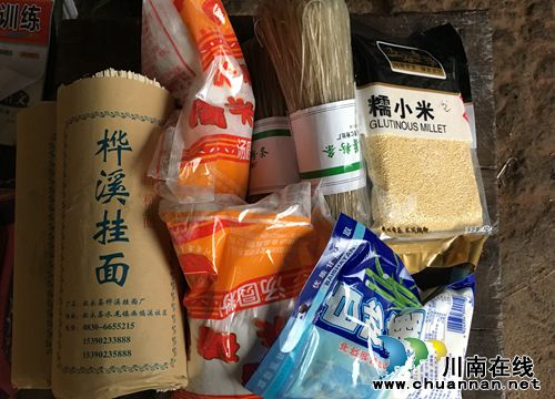 泸州:旺龙村迎新春 村社干部入户慰问行动中(图3) 泸州:旺龙村迎新春 村社干部入户慰问行动中(图3)