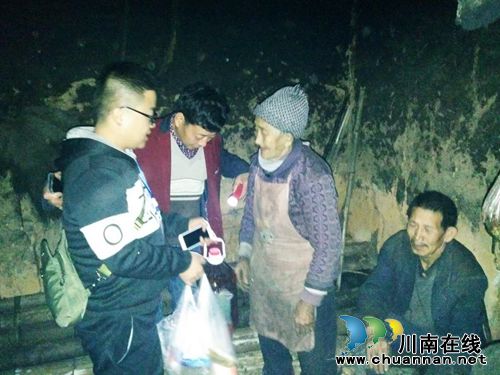 泸州：旺龙村迎新春&nbsp;村社干部入户慰问行动中(图1)