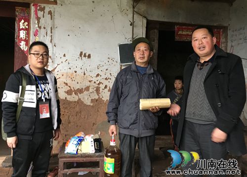 泸州:旺龙村迎新春 村社干部入户慰问行动中(图2) 泸州:旺龙村迎新春 村社干部入户慰问行动中(图2)
