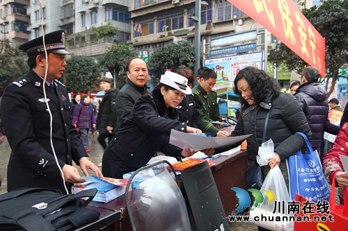 宜宾市宜宾县公安交管大队积极参与县局“110宣传日”活动(图1) 宜宾市宜宾县公安交管大队积极参与县局“110宣传日”活动(图1)