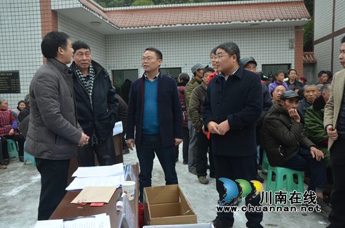 泸县副县长叶仕良到太伏镇督查村（居）委会换届选举工作(图1)