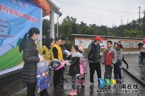 泸县云龙镇成功承办泸县2017年“暖冬”关爱行动爱心书包发放仪式(图2)