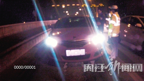 内江司机闭门不下车 交警一查系半年二次酒驾(图1) 内江司机闭门不下车 交警一查系半年二次酒驾(图1)