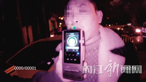 内江司机闭门不下车 交警一查系半年二次酒驾(图2) 内江司机闭门不下车 交警一查系半年二次酒驾(图2)