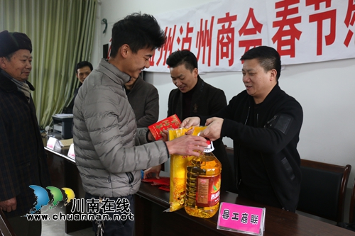 泸县工商联组织泸州温州商会到潮河镇开展慰问活动(图2) 泸县工商联组织泸州温州商会到潮河镇开展慰问活动(图2)
