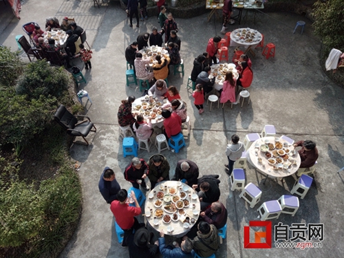 自贡一小区自发组织“坝坝宴”有七十多人参与(图1)