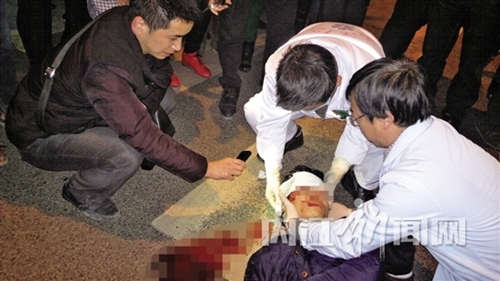 车祸致两人受伤 内江市民为医护人员抢救照明(图1) 车祸致两人受伤 内江市民为医护人员抢救照明(图1)