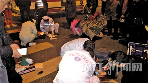 车祸致两人受伤 内江市民为医护人员抢救照明(图2) 车祸致两人受伤 内江市民为医护人员抢救照明(图2)