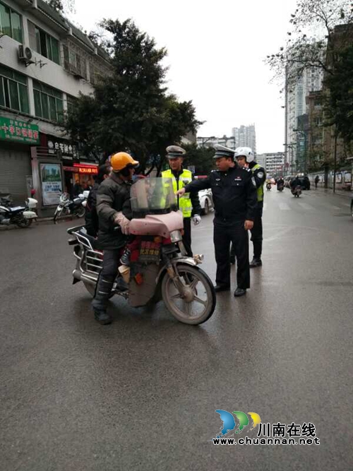 春运第一天 叙永公安交警起大早保平安(图2) 春运第一天 叙永公安交警起大早保平安(图2)