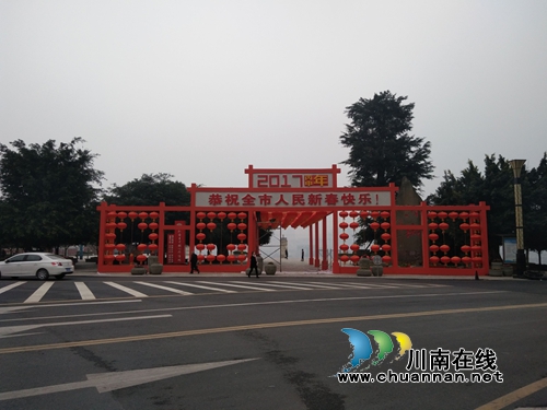 鸡年变猴年?泸州百子图广场灯笼牌匾闹乌龙!(图2) 鸡年变猴年?泸州百子图广场灯笼牌匾闹乌龙!(图2)
