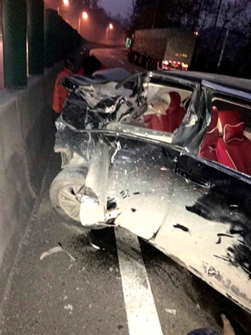 成渝高速内江段离奇车祸:裸身男子下车被撞(图1) 成渝高速内江段离奇车祸:裸身男子下车被撞(图1)