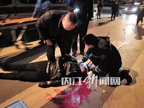 内江:赛摩撞上出租车 小伙当场丢翻伤势严重(图1) 内江:赛摩撞上出租车 小伙当场丢翻伤势严重(图1)