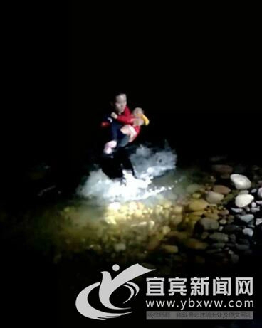宜宾母女情急投江!关键时刻三特巡警火速救人(图1) 宜宾母女情急投江!关键时刻三特巡警火速救人(图1)