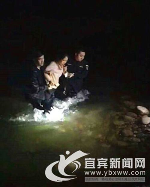 宜宾母女情急投江!关键时刻三特巡警火速救人(图2) 宜宾母女情急投江!关键时刻三特巡警火速救人(图2)