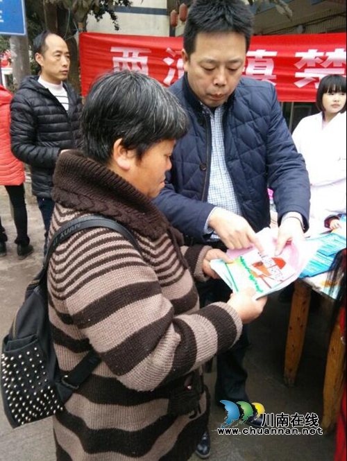 叙永县两河镇党委书记毛军耐心为群众讲解各种政策(图1) 叙永县两河镇党委书记毛军耐心为群众讲解各种政策(图1)