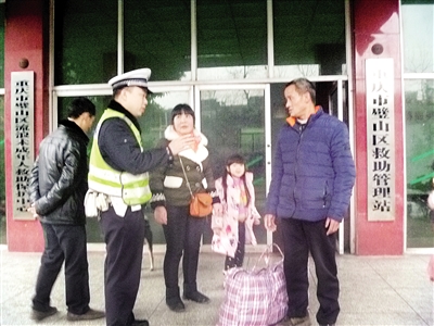 男子想从重庆走回泸州&nbsp;民警送车票又塞现金