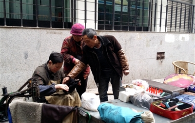 陪聋哑儿摆摊 内江六旬父亲要坚持到老去那天(图1) 陪聋哑儿摆摊 内江六旬父亲要坚持到老去那天(图1)